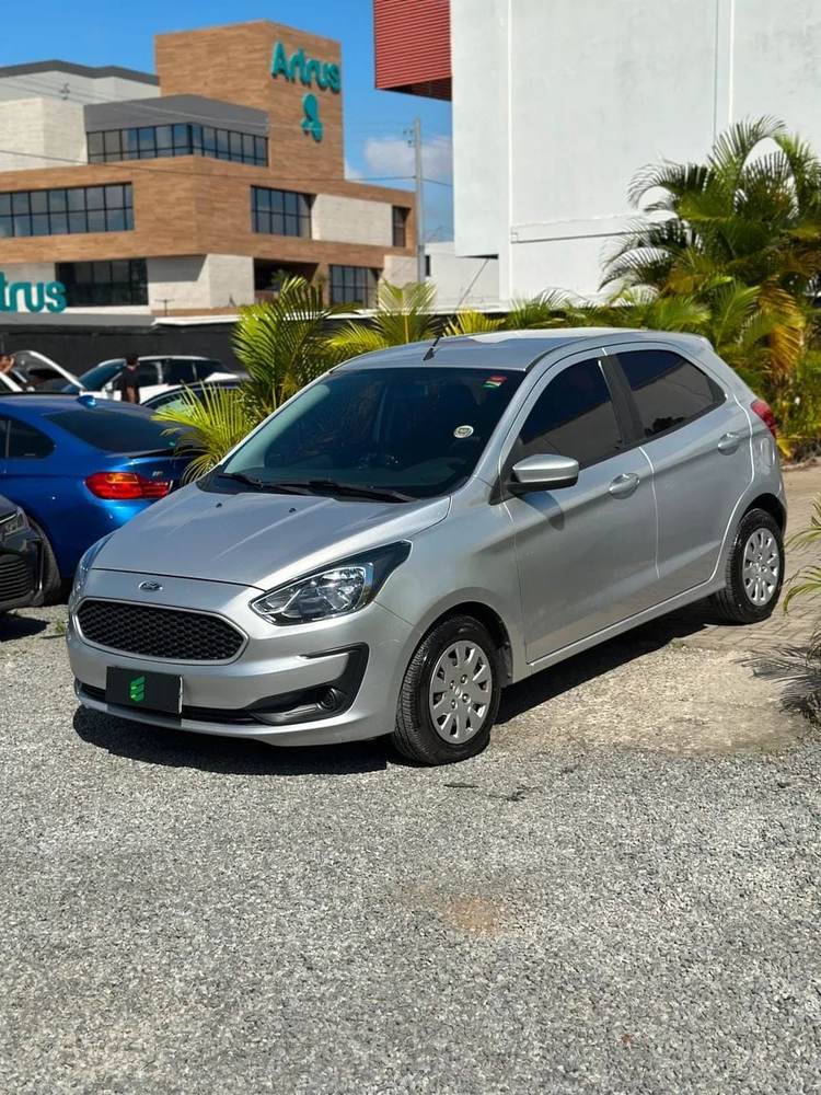 Ford Ka na cor prata, vista dianteira em três quartos