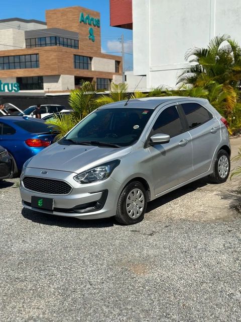 Ford Ka na cor prata, vista dianteira em três quartos (foto 1 de 14)