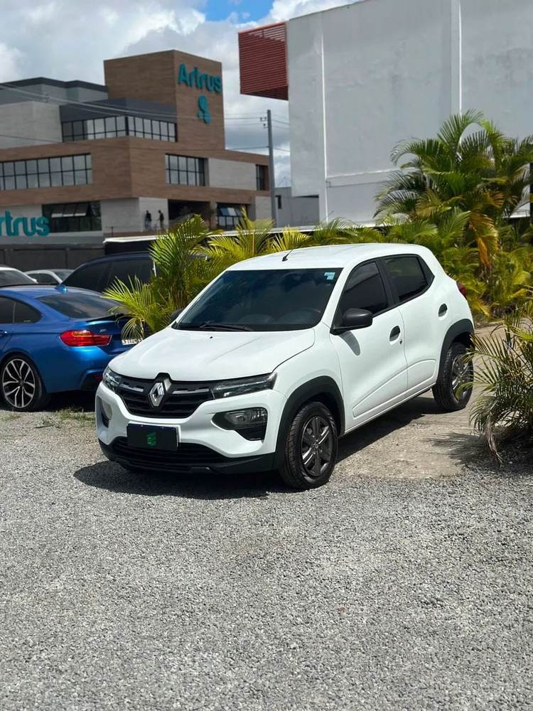 Renault Kwid na cor branca, vista dianteira em três quartos