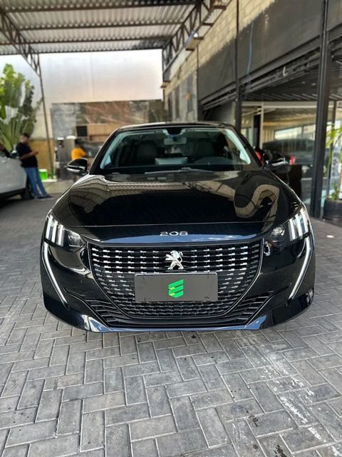 Peugeot 208 na cor preta, vista de frente
