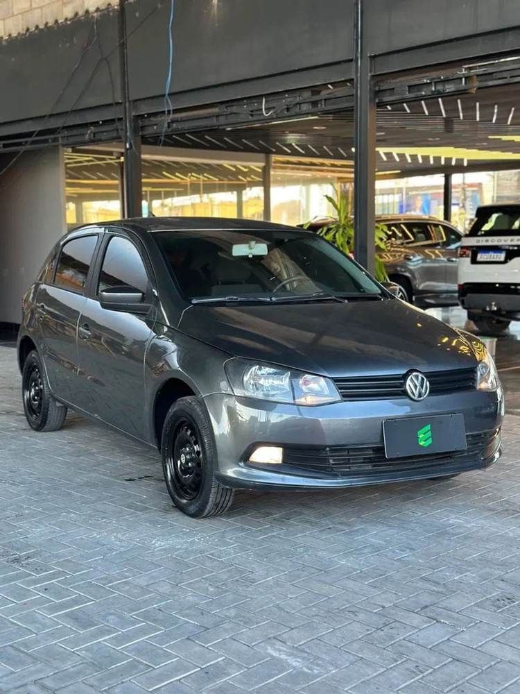 Volkswagen Gol na cor cinza, vista dianteira em três quartos