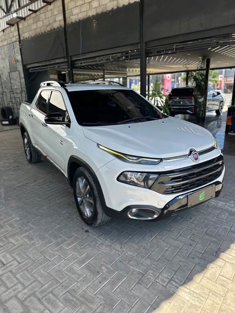 Fiat Toro na cor branca, vista dianteira em três quartos (foto 2 de 13)