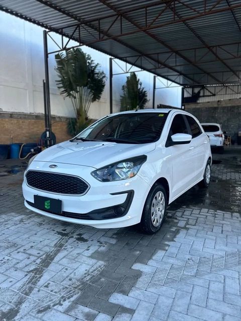 Ford Ka na cor branca, vista dianteira em três quartos (foto 2 de 12)
