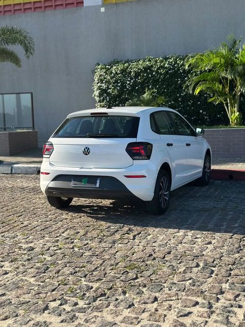 Volkswagen Polo na cor branca, vista traseira em três quartos (foto 2 de 12)