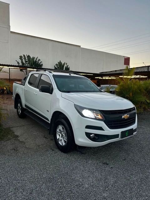 Chevrolet S10 na cor branca, vista dianteira em três quartos (foto 2 de 15)