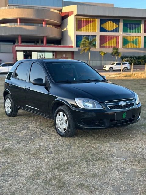 Chevrolet Celta na cor preta, vista dianteira em três quartos (foto 2 de 12)