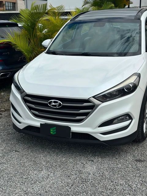 Hyundai Tucson na cor branca, vista de frente