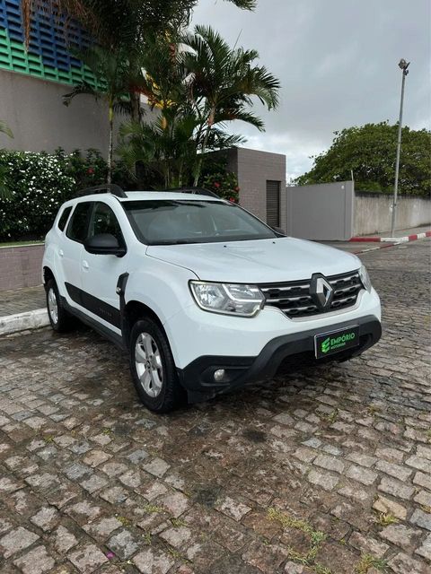 Renault Duster na cor branca, vista dianteira em três quartos (foto 2 de 13)