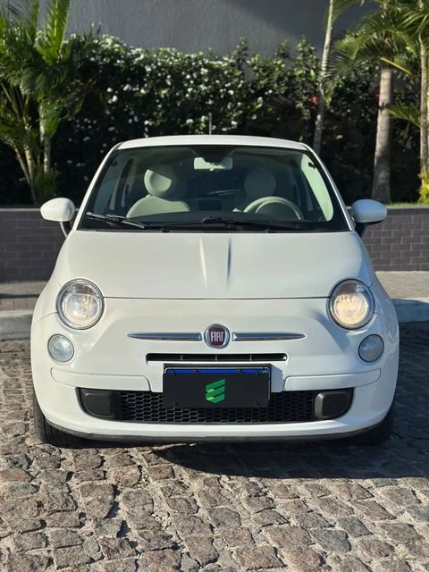 Fiat 500 na cor branca, vista de frente (foto 2 de 12)