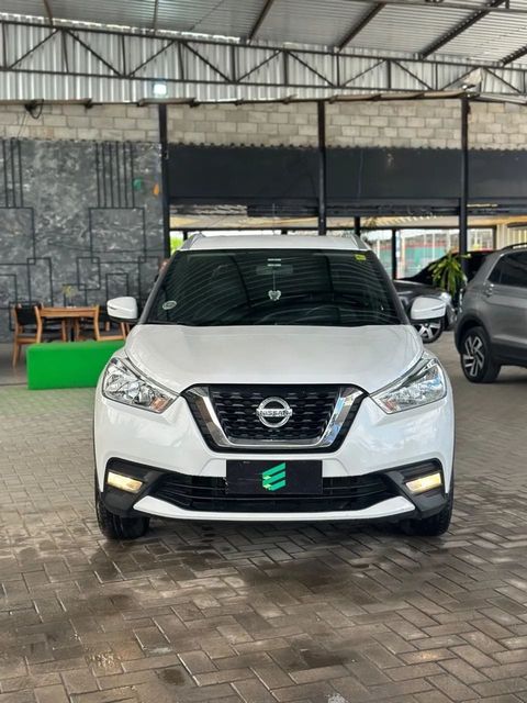 Nissan Kicks na cor branca, vista de frente
