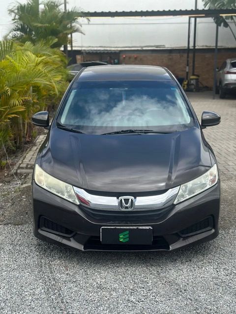 Honda City na cor cinza-escuro, vista de frente