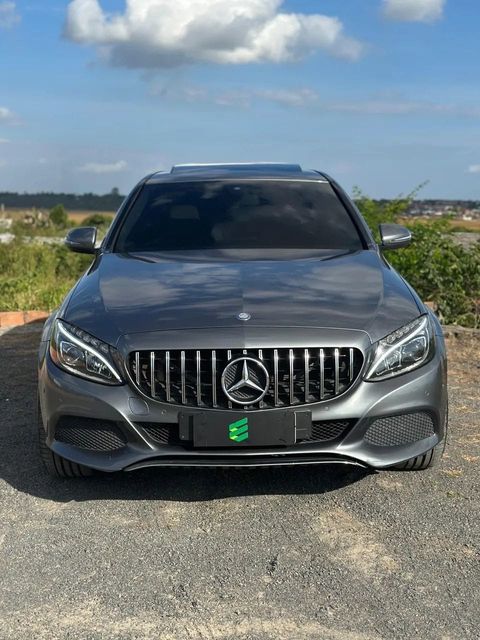 Mercedes-Benz C 200 na cor cinza, vista de frente
