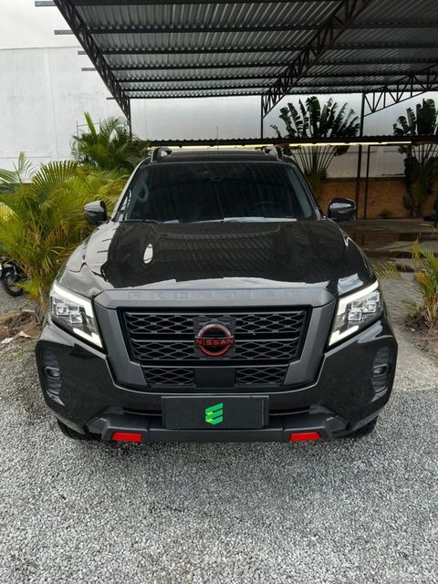 Nissan Frontier na cor preta, vista de frente