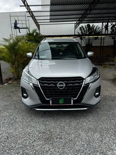 Nissan Kicks na cor prata, vista de frente