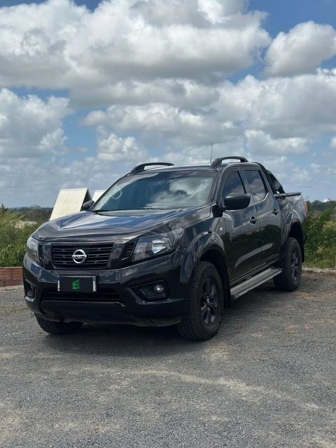 Nissan Frontier na cor preta, vista dianteira em três quartos (foto 2 de 16)