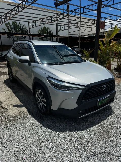 Toyota Corolla Cross na cor prata, vista dianteira em três quartos (foto 2 de 10)