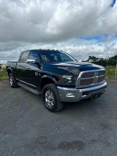 Dodge Ram 2500 na cor preta, vista dianteira em três quartos (foto 2 de 20)