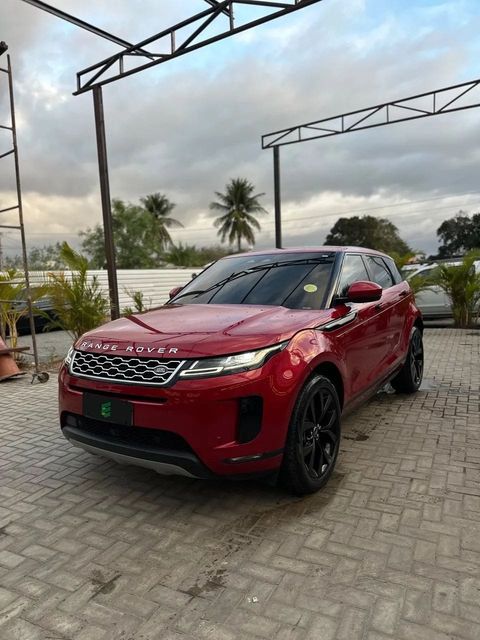 Land Rover Range Rover Evoque na cor vermelha, vista dianteira em três quartos (foto 2 de 16)