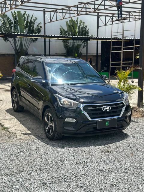 Hyundai Creta na cor preta, vista dianteira em três quartos (foto 2 de 15)