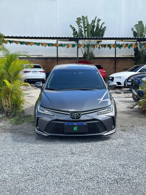 Toyota Corolla na cor cinza, vista de frente