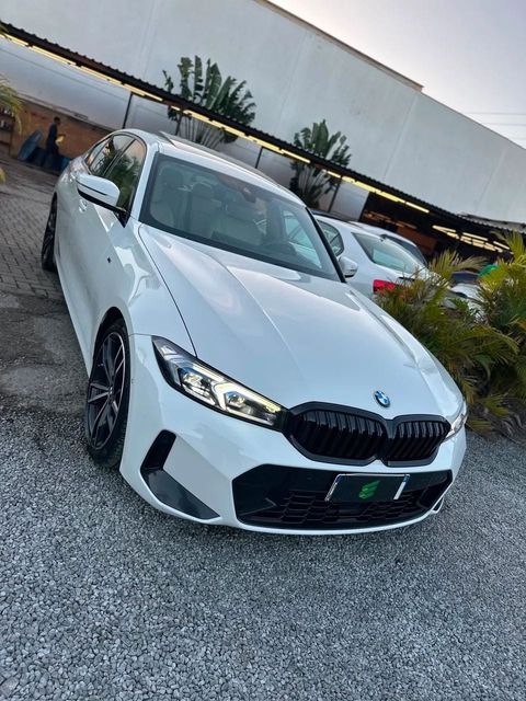 BMW 320i na cor branca, vista dianteira em três quartos (foto 2 de 20)