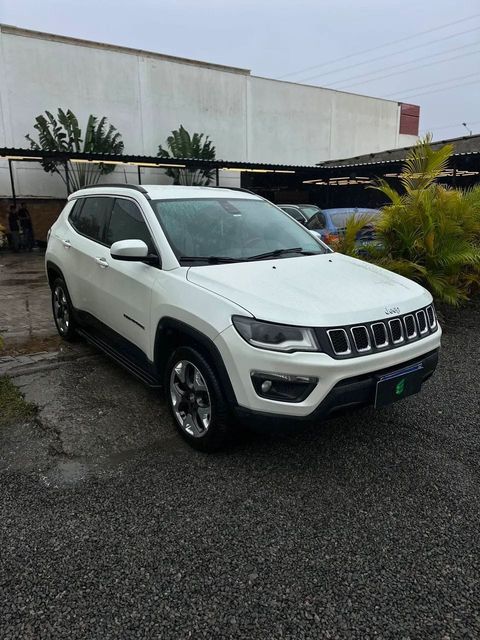 Jeep Compass na cor branca, vista dianteira em três quartos (foto 2 de 16)