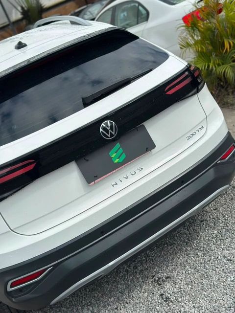 Volkswagen Nivus na cor branca, vista de trás