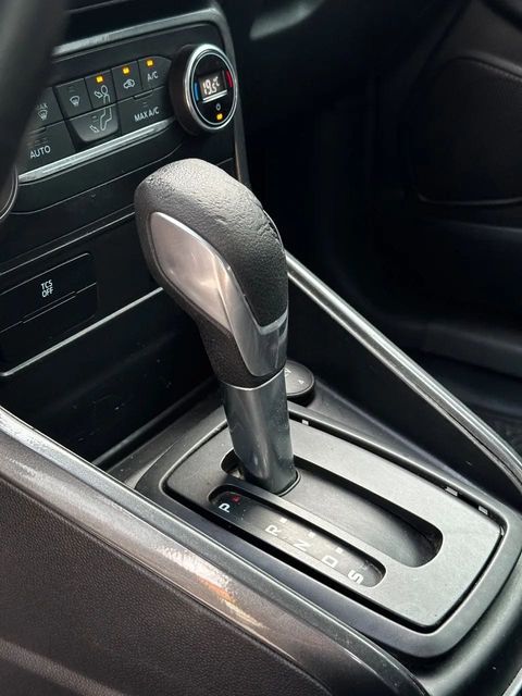 Ford EcoSport, console central e alavanca de câmbio