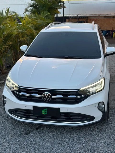 Volkswagen Nivus na cor branca, vista de frente