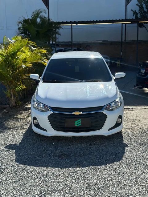 Chevrolet Onix Plus na cor branca, vista de frente