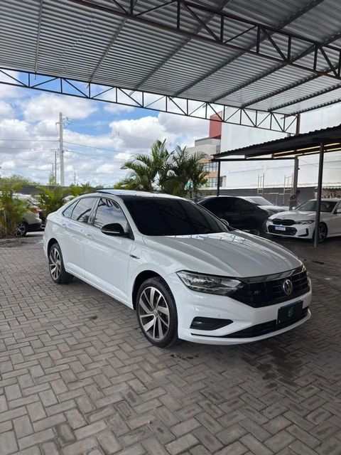Volkswagen Jetta na cor branca, vista dianteira em três quartos (foto 2 de 13)