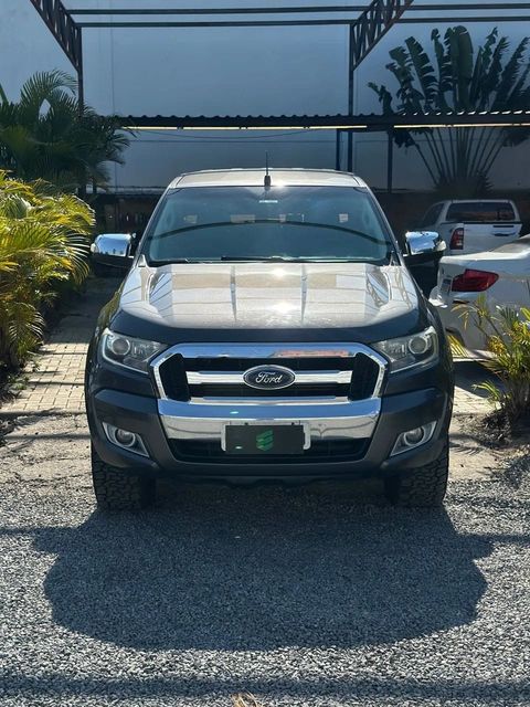 Ford Ranger na cor cinza, vista de frente