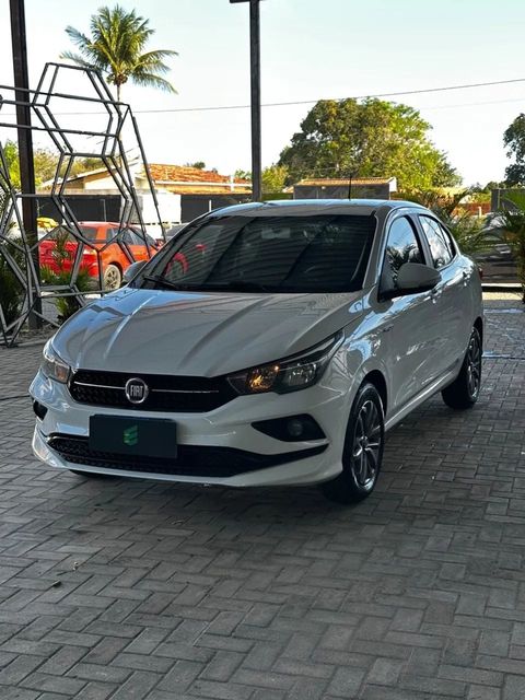 Fiat Cronos na cor branca, vista dianteira em três quartos (foto 1 de 14)