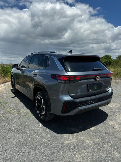 Volkswagen Tiguan na cor prata, vista traseira em três quartos (foto 2 de 17)