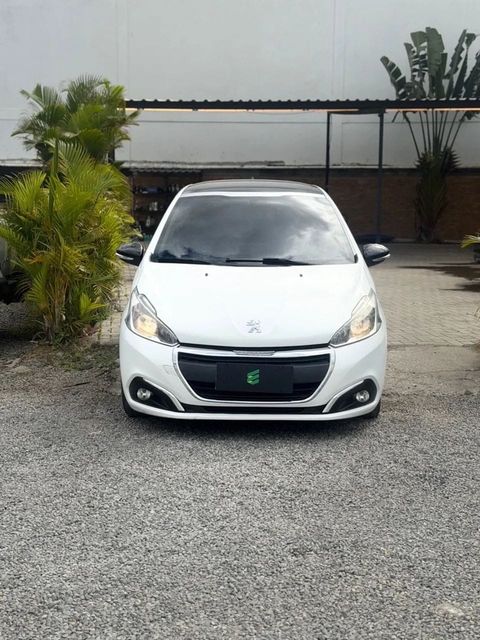 Peugeot 208 na cor branca, vista de frente