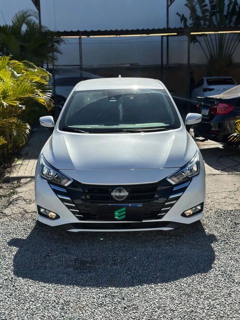 Nissan Versa na cor branca, vista de frente