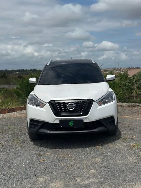 Nissan Kicks na cor branca, vista de frente