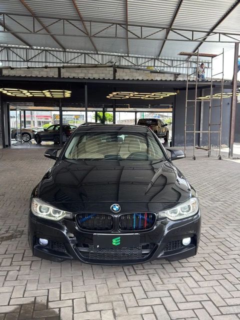 BMW 320i na cor preta, vista de frente