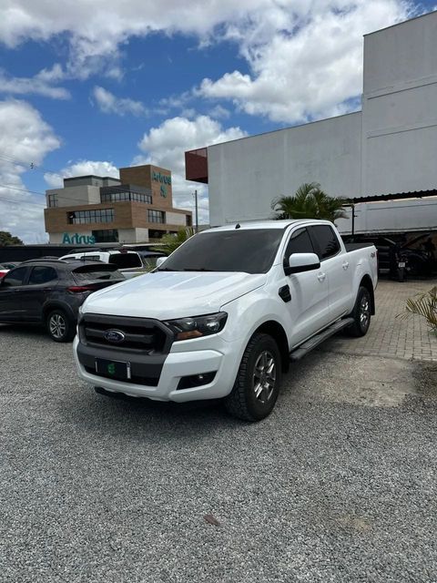 Ford Ranger na cor branca, vista dianteira em três quartos (foto 2 de 15)