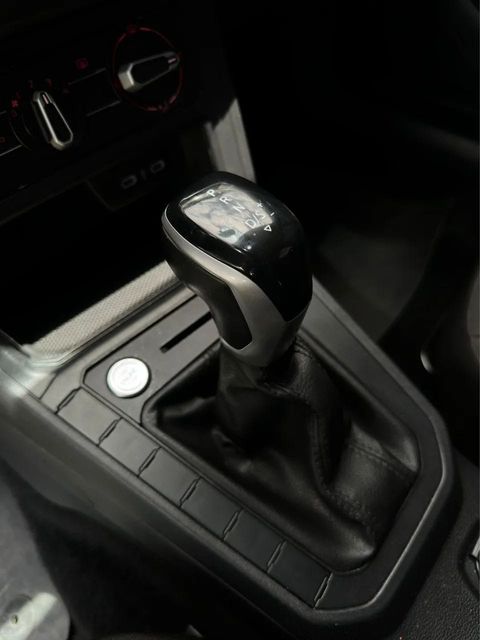 Volkswagen Polo, console central e alavanca de câmbio