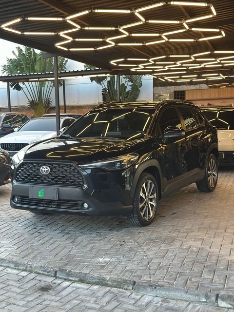 Toyota Corolla Cross na cor preta, vista dianteira em três quartos (foto 2 de 15)