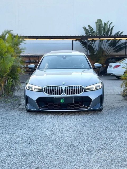 BMW 320i na cor cinza, vista de frente