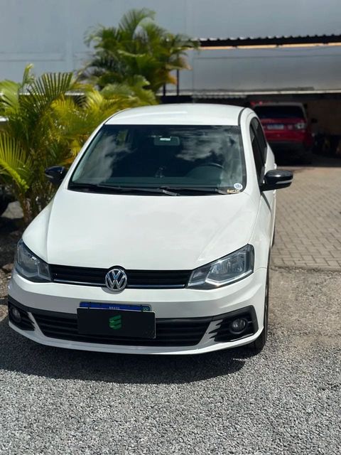 Volkswagen Gol na cor branca, vista de frente (foto 2 de 14)