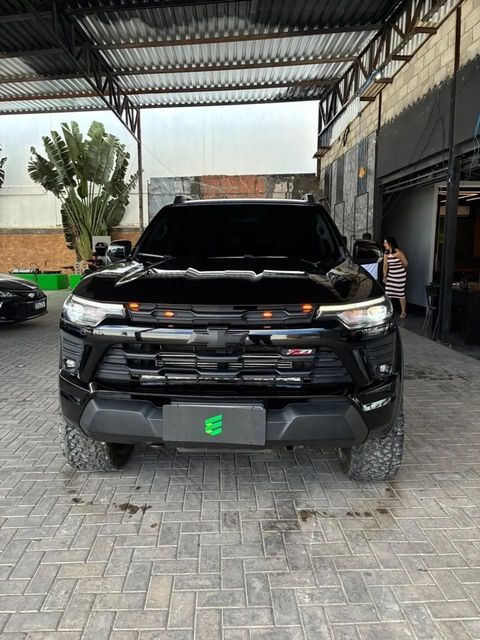 Chevrolet S10 na cor preta, vista de frente