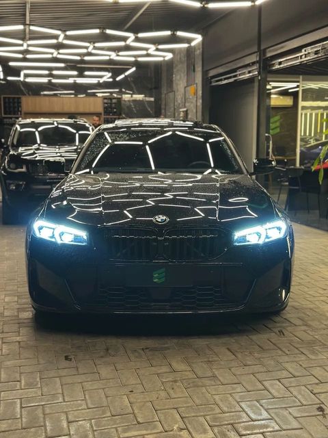 BMW 320i na cor preta, vista de frente (foto 3 de 15)