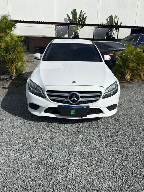 Mercedes-Benz C 180 na cor branca, vista de frente