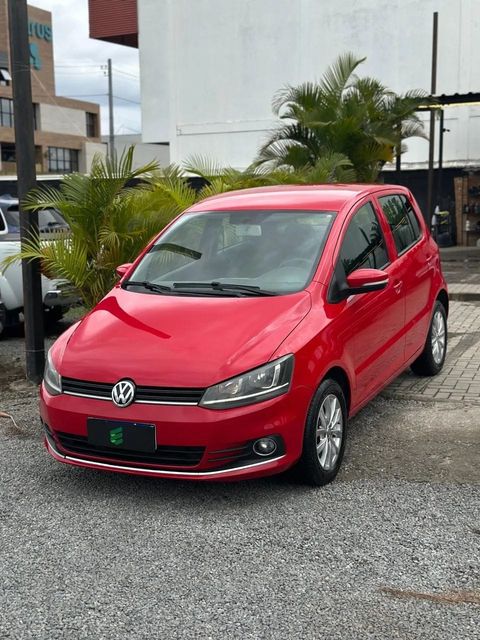 Volkswagen Fox na cor vermelha, vista dianteira em três quartos (foto 2 de 15)