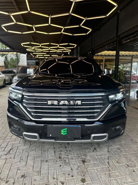 Ram Rampage na cor preta, vista de frente