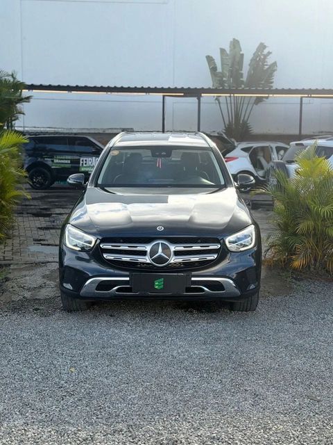 Mercedes-Benz GLC 220d na cor cinza, vista de frente