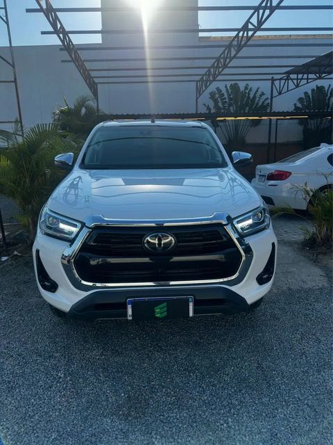 Toyota Hilux na cor branca, vista de frente
